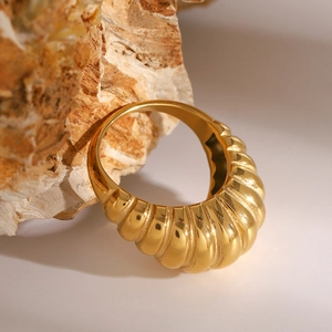 Bague croissant en acier inoxydable plaqué or 18 carats sur fond de pierre naturelle texturée