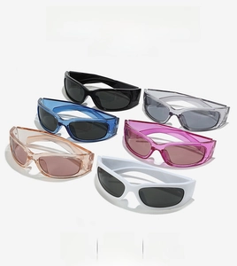 Vue à plat de lunettes de soleil de sport futuristes en noir, bleu, gris, orange et rose