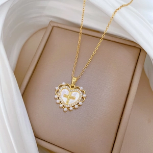 Luxuriöse goldene Herz-Kreuz-Halskette mit Perlen und Zirkonia in einer Box
