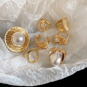 7-piece gold-tone jewelry set with pleated rings, baroque pearls and textured discs