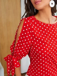 Rode polka dot blouse met elegante open schouders en stijlvolle strikdetails mouwen