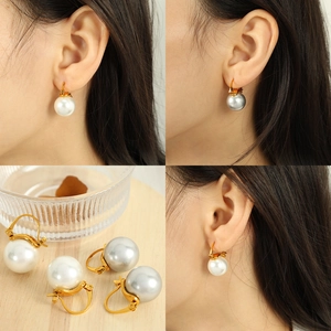 Boucles d'oreilles élégantes en perles françaises avec crochets dorés en blanc et gris