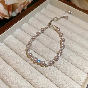 Détail du bracelet en perles lavande avec perles diamantées et fermoir argenté