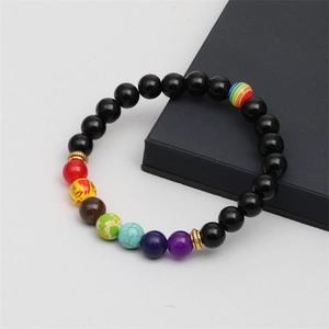 Gros plan des sept perles de chakra sur bracelet en pierre de lave avec séparateurs