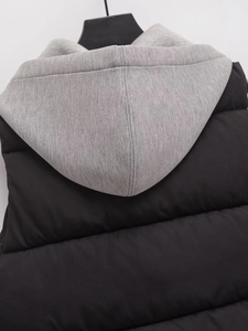 Detail der grauen Strickkapuze und des schwarzen Steppmusters dieser Winterweste