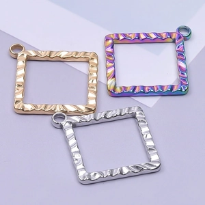 Quadratische Edelstahlanhänger in Gold Silber und Regenbogenfarben mit Hammerschlag-Optik