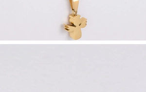 Détail macro d'un pendentif ange doré poli en acier titane avec une finition élégante