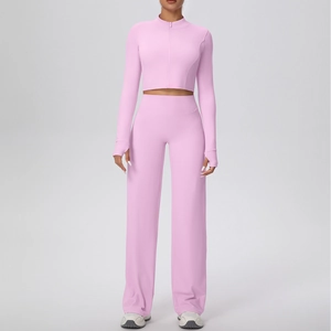 Détail de l'ensemble de sport rose avec manches passe-pouce et pantalon large droit