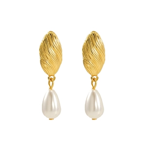 18K gold wave pattern stud earrings featuring an irregular white pearl pendant design