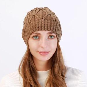 Detailansicht der braunen Strickmütze mit Rautenmuster und geripptem Saum für den Winter
