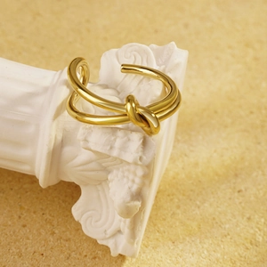 Anello con nodo placcato oro 18K in acciaio inossidabile con design aperto regolabile