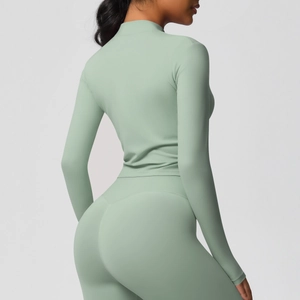 Vue arrière de la veste de fitness vert menthe et du legging avec coutures ergonomiques en V