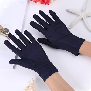 Detail van marineblauwe spandex handschoenen met elastische pols op een witte basis