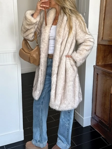Manteau long élégant en fausse fourrure beige pour femme avec jeans et sac à main