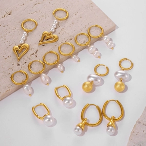 Tassel pearl earrings in 18k gold plated titanium steel with elegant heart pendants