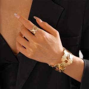 Détail de la bague et du bracelet manchette en forme de feuille de ginkgo dorée
