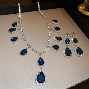 Set di gioielli di lusso francese con gocce blu profondo e finiture argentate eleganti