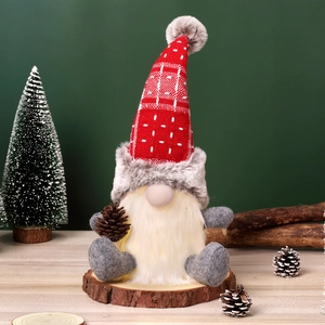 Leuchtender Weihnachts-Gnom mit roter Strickmütze und Naturholzsockel als Dekoration