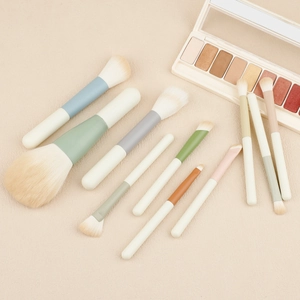 Detail eines 9-teiligen Make-up-Pinsel-Sets mit bunten Griffen und weichen Borsten