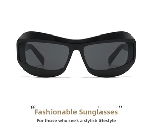 Gros plan de lunettes de soleil shield noires surdimensionnées avec verres teintés gris