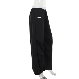 Vue détaillée du pantalon cargo large avec taille en dentelle blanche et tissu noir léger