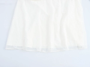 Detailansicht des weißen Jacquard-Spitzensaums mit Blumenmuster und weichem Innenfutter