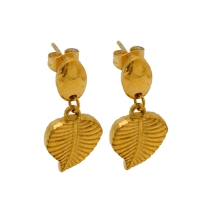 Détail des boucles d'oreilles en acier doré avec motif feuille gravé et fermoir à clou élégant