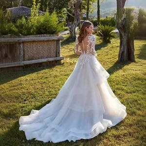 Robe de mariée élégante en dentelle à manches longues avec dos nu et une longue traîne