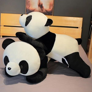 Détail de la housse de peluche panda montrant la fermeture éclair et la texture douce