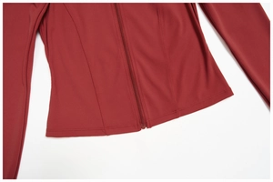 Détail de la veste de yoga bordeaux zippée pour femme avec coutures sculptantes