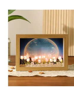 Cornice per foto artistica con tulipani e luci LED in elegante legno chiaro