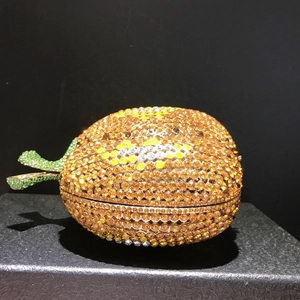 Dettaglio della borsa a zucca con strass scintillanti color ambra e verde smeraldo