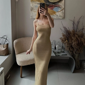 Détail du décolleté en maille côtelée et des bretelles kaki sur la robe longue moulante