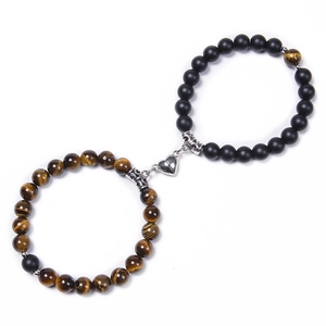 Détail de bracelets couple en œil de tigre et pierre mate avec fermoir magnétique cœur
