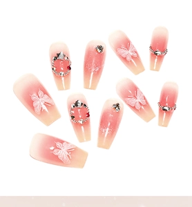 Detailansicht von rosa Blush Press-on Nägeln mit weißen Schmetterlingen und Kristallen