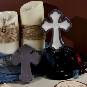 Violette Kerzen in Kreuzform mit dekorativen Kurven für Halloween im Gothic-Stil
