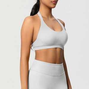 Détail de l'ensemble brassière de yoga sans couture à col licou en gris clair côtelé
