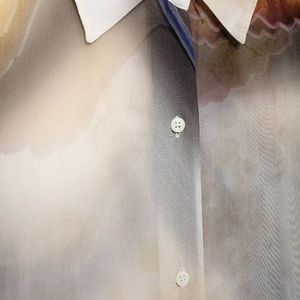 Camicia in raso tie-dye da donna con colletto a punta bianco e dettaglio bottoni classici