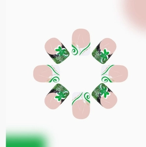 Kit de faux ongles St Patrick avec motifs trèfles verts et finitions ovales pailletées