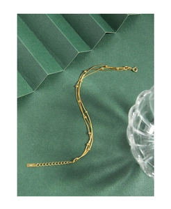 Makroaufnahme der dreilagigen S925 Sterling Silber Perlenkette in Gold mit Karabinerverschluss