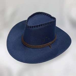 Détail d'un chapeau de cowboy bleu marine avec œillets d'aération et cordon tressé brun
