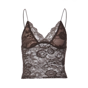 Détail d'un caraco en dentelle marron foncé avec motifs floraux et col en V profond