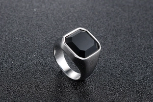 Bague pour homme en acier argenté avec un grand onyx noir de coupe carrée sur fond gris