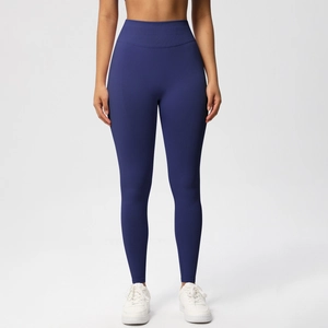 Makroaufnahme des nahtlosen Hochbunds zur Bauchkontrolle an dunkelblauen Yoga-Leggings