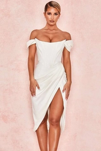 Detail des weißen schulterfreien Bodycon-Kleides mit Korsett-Mieder und hohem Schlitz
