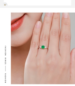 Fashionable S925 silver ring featuring a round emerald green gemstone on a model hand