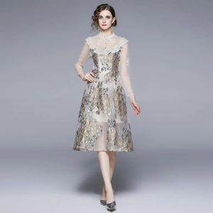 Elegantes champagnerfarbenes Midikleid mit Spitzenstickerei und langen Ärmeln für Damen