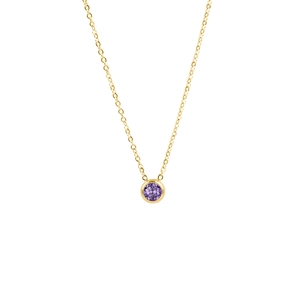 Detailansicht einer Goldkette mit einem runden, lila Zirkonia-Anhänger in Zargenfassung