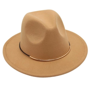 Détail d'un chapeau fedora en feutre de laine kaki avec ruban noir et boucle en métal doré
