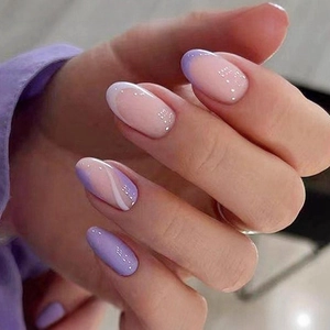 Unghie finte a mandorla eleganti con punte lavanda e semplici linee ondulate bianche
